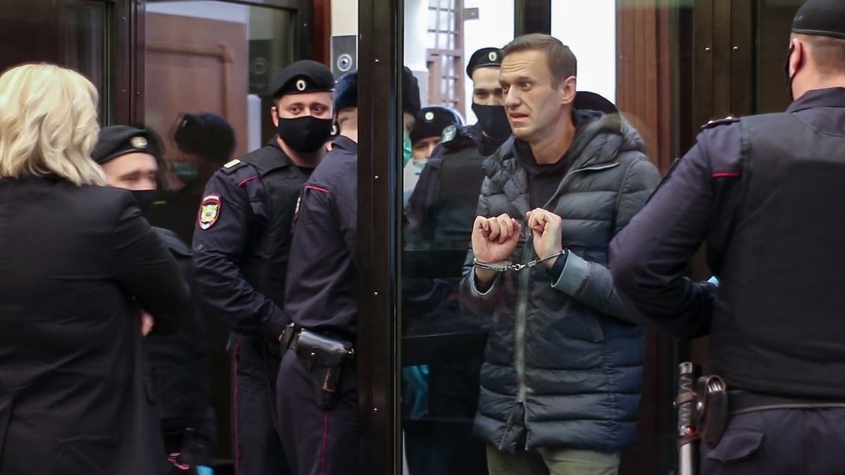 Navalnyj dostal trest 3,5 roku. Putina nazval travičem z bunkru